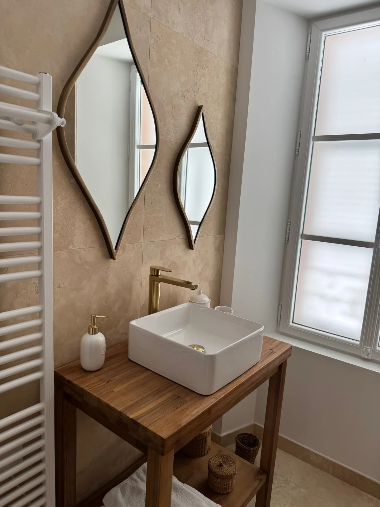 Salle d'eau habillée de carrelage aspect travertin beige