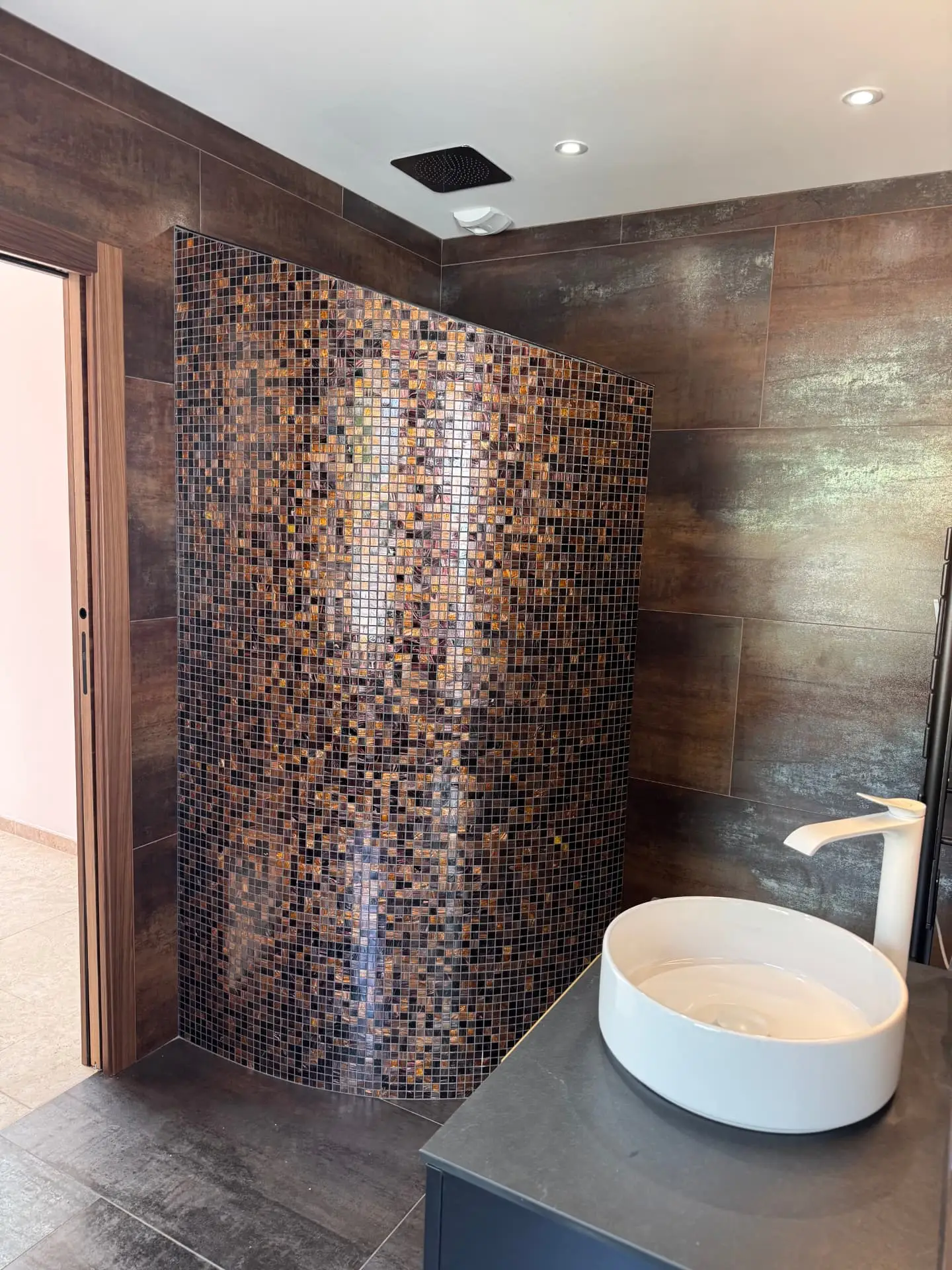 Douche courbe habillée de mosaïque bronze
